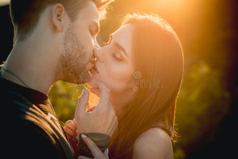 alaa farah share sexy hot kiss photos