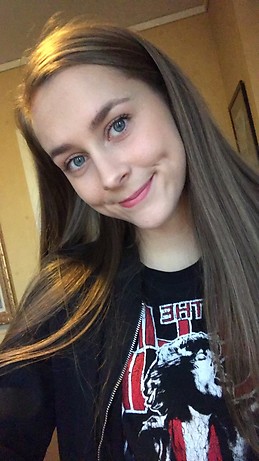 19 year old girl selfie