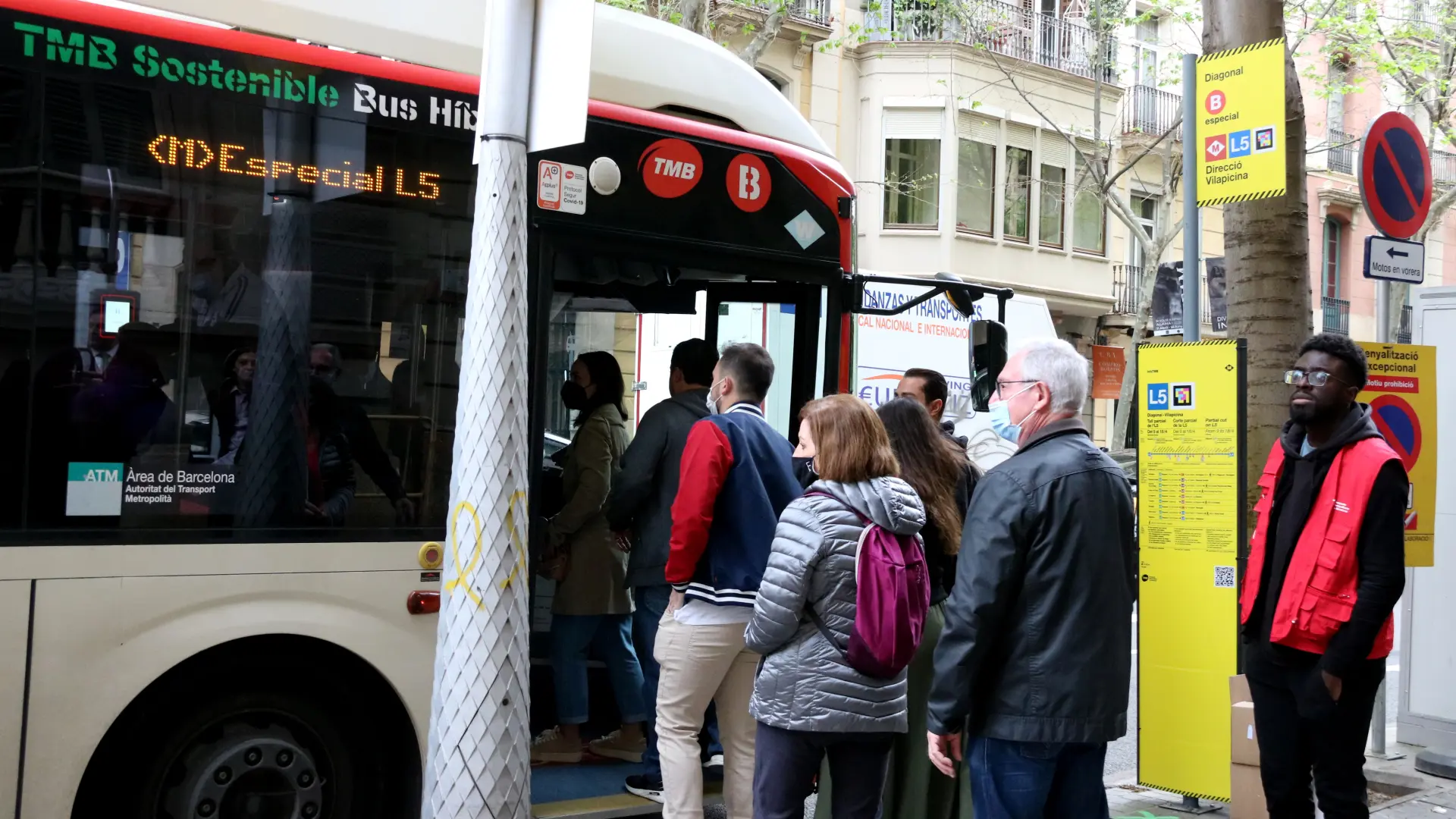 charlotte maccarthy share agarrones en el bus photos