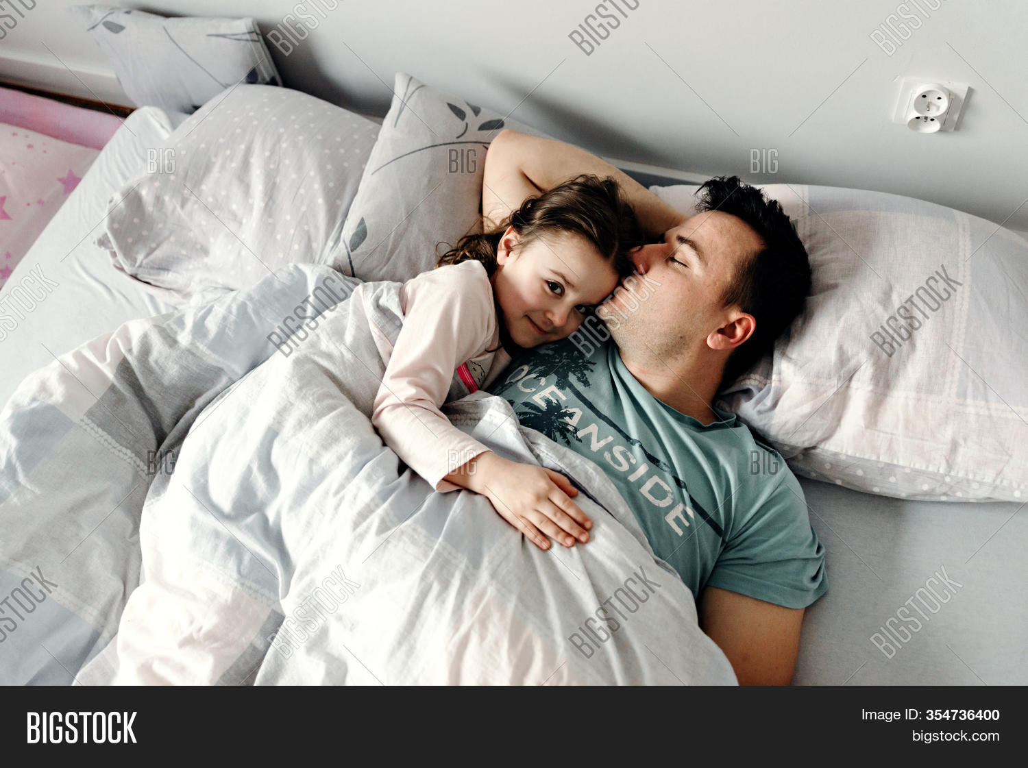amy ussery add photo dad and daughter sleeping