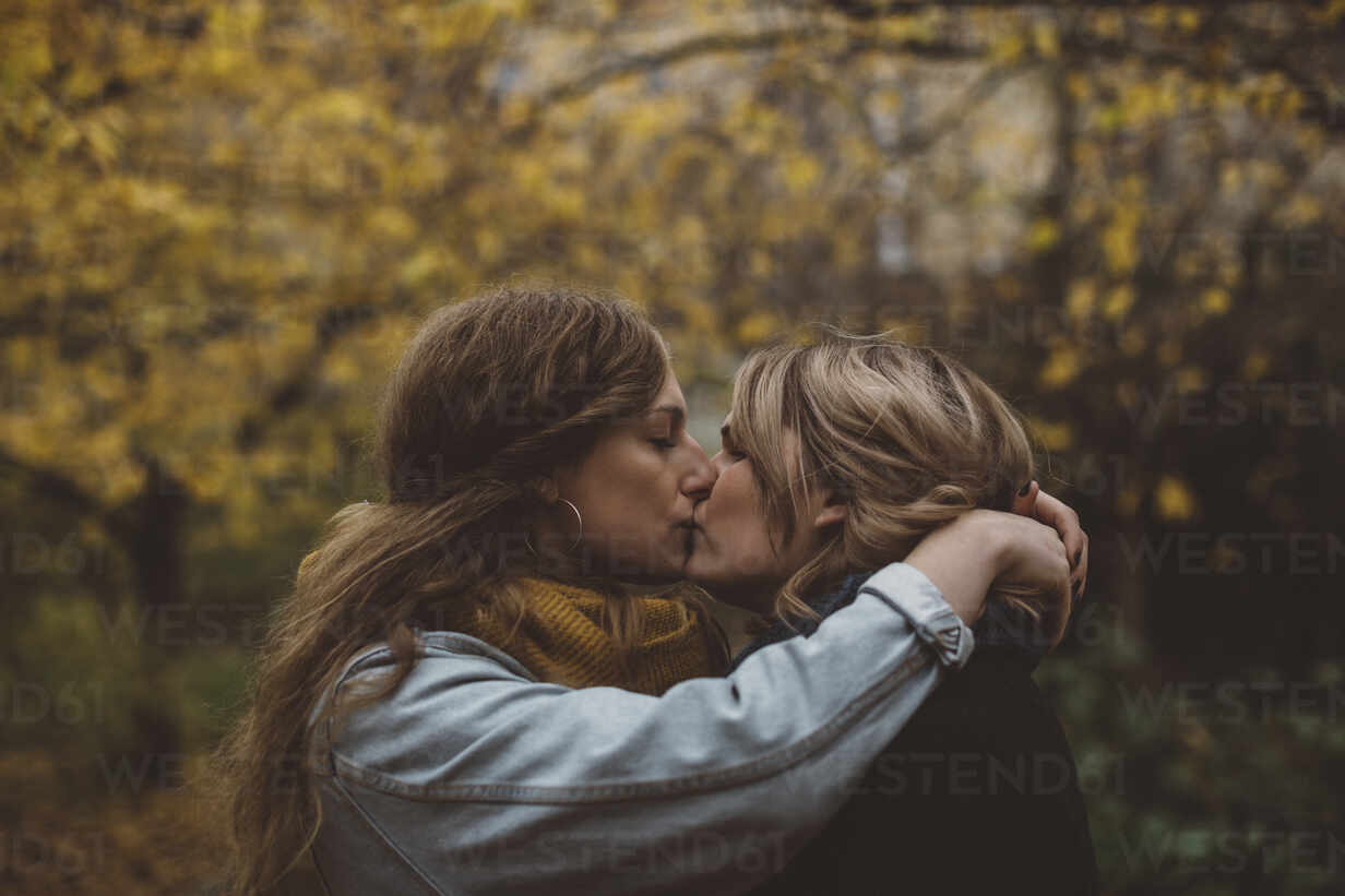 Women Kissing Pics with love
