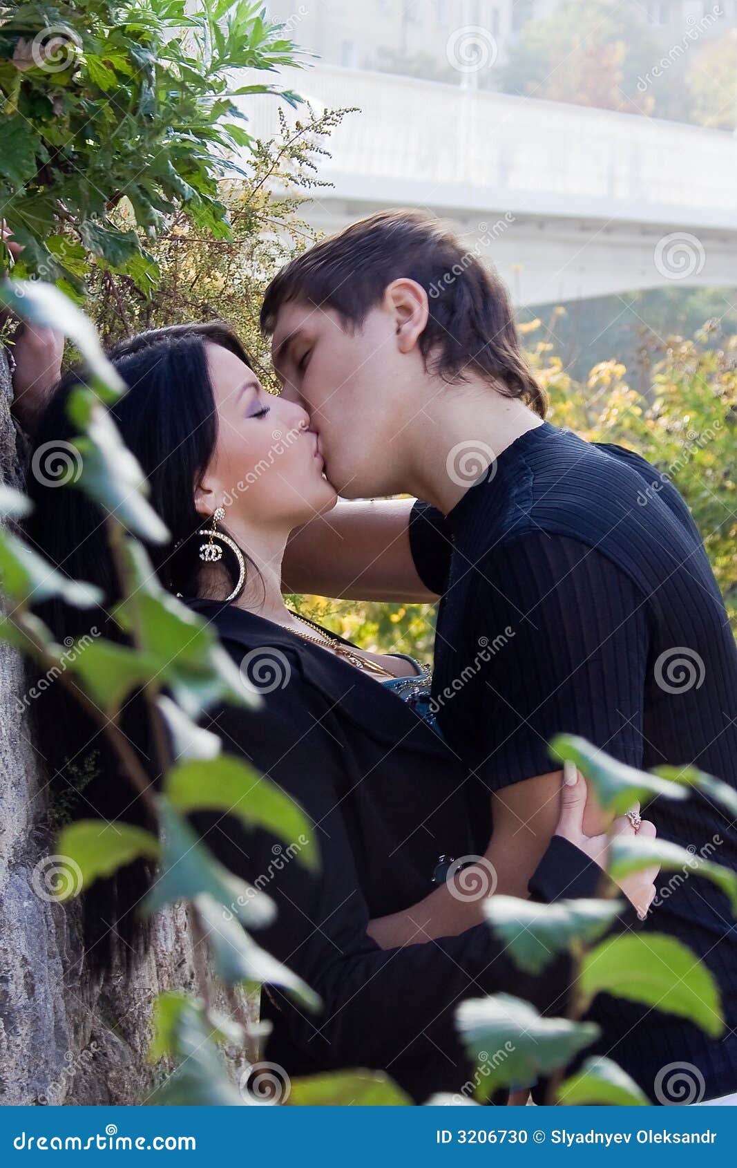 girl and boy kissing images