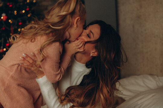 cordelia parker recommends mother daughter french kiss pic