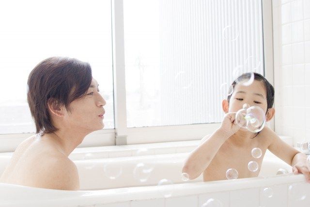 alex hindson recommends japanese father daughter bath pic