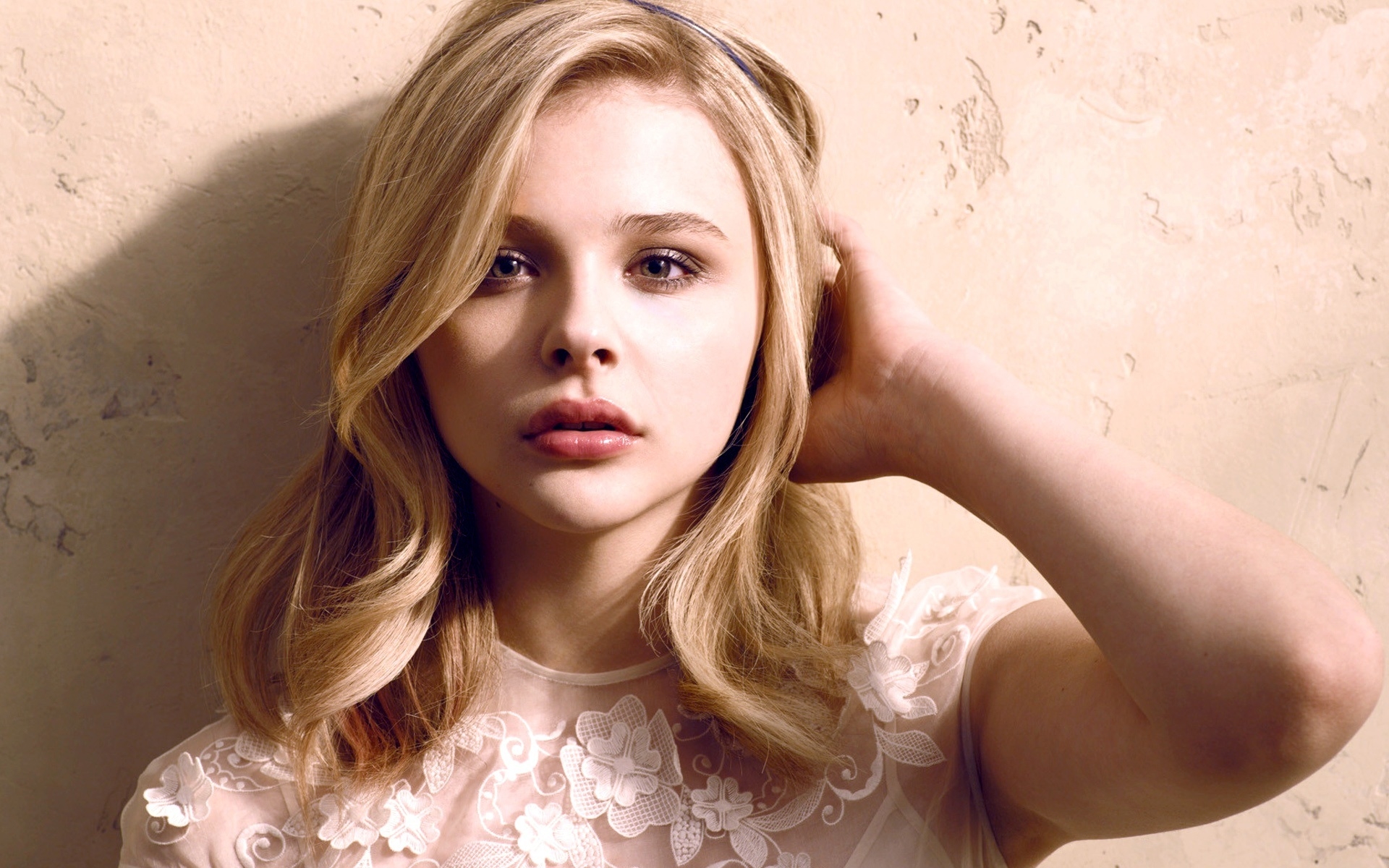 chloe grace moretz breasts