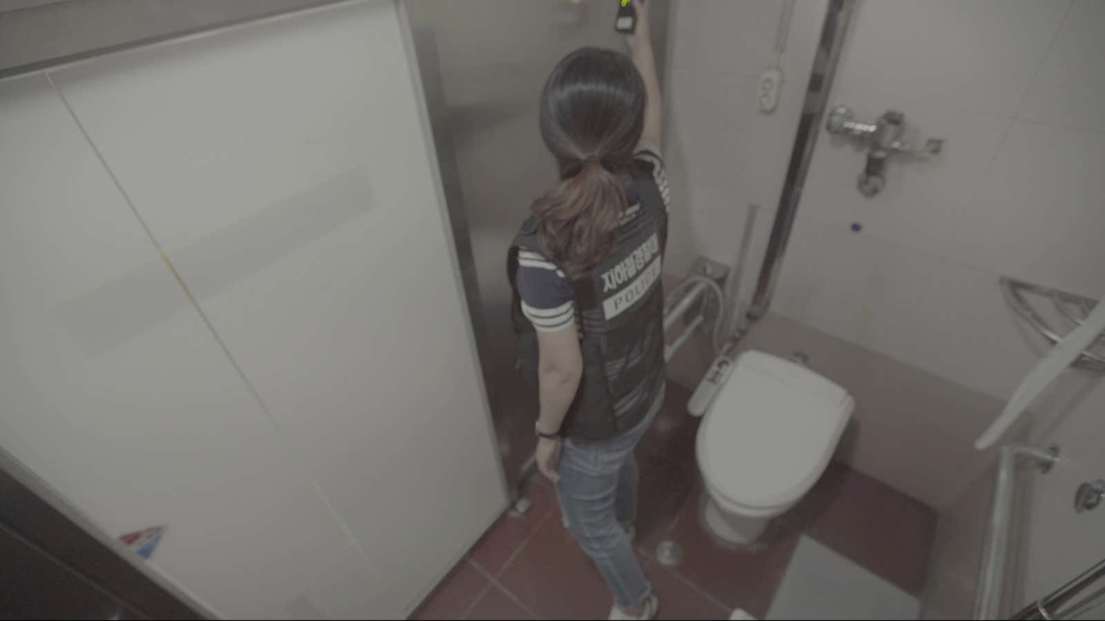 Best of Mens bathroom spy cam