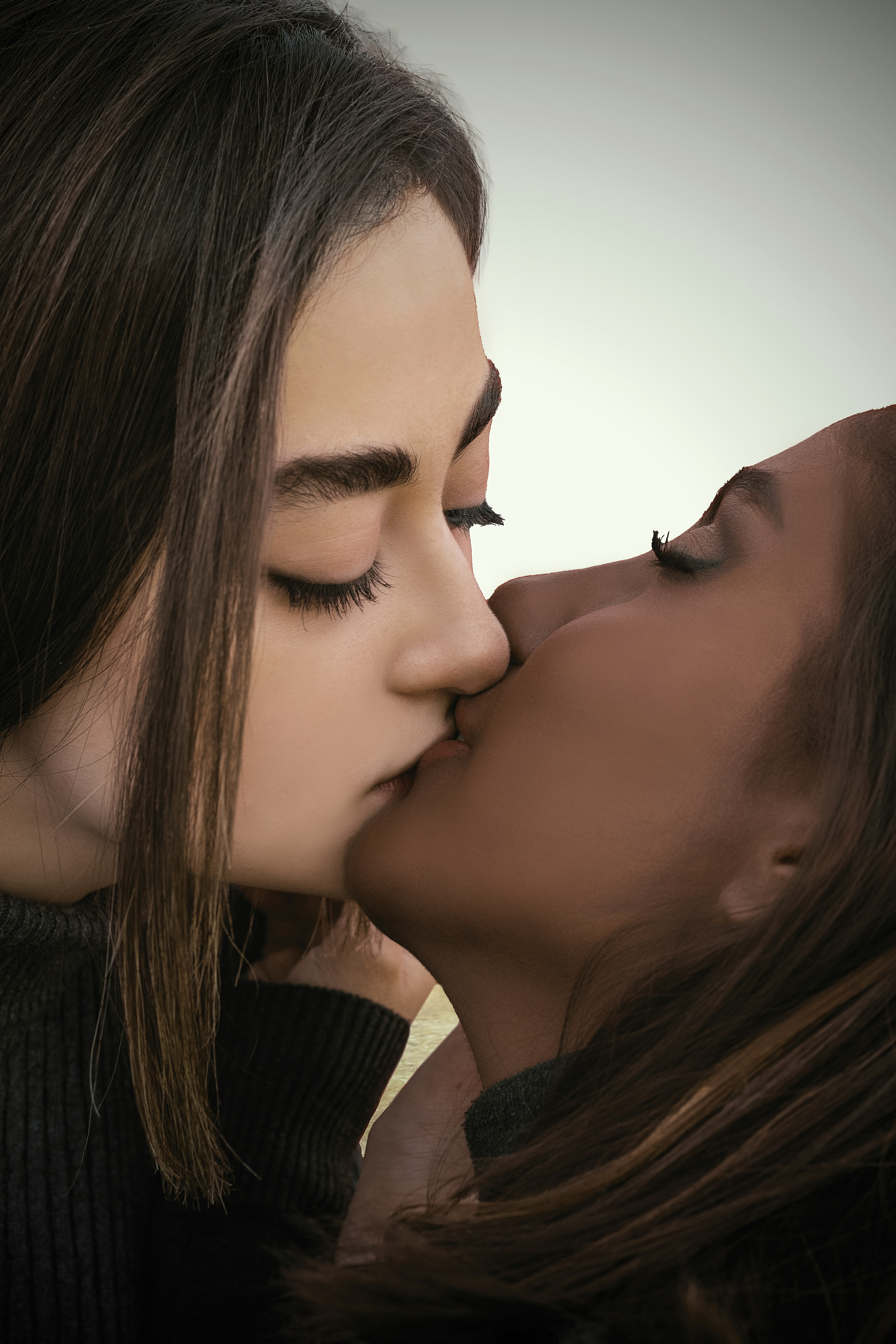 cansu ucar recommends Women Kissing Pics