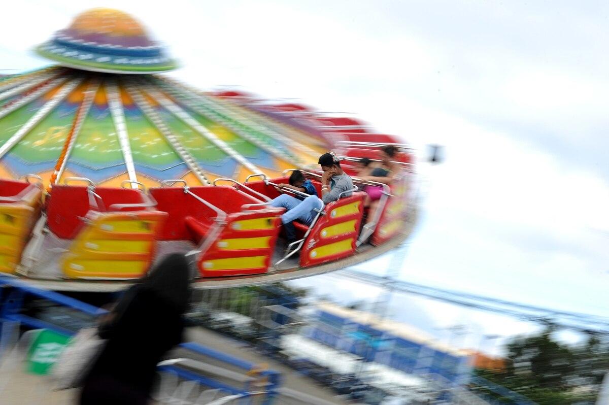 alayna payne recommends woman loses pants on carnival ride pic