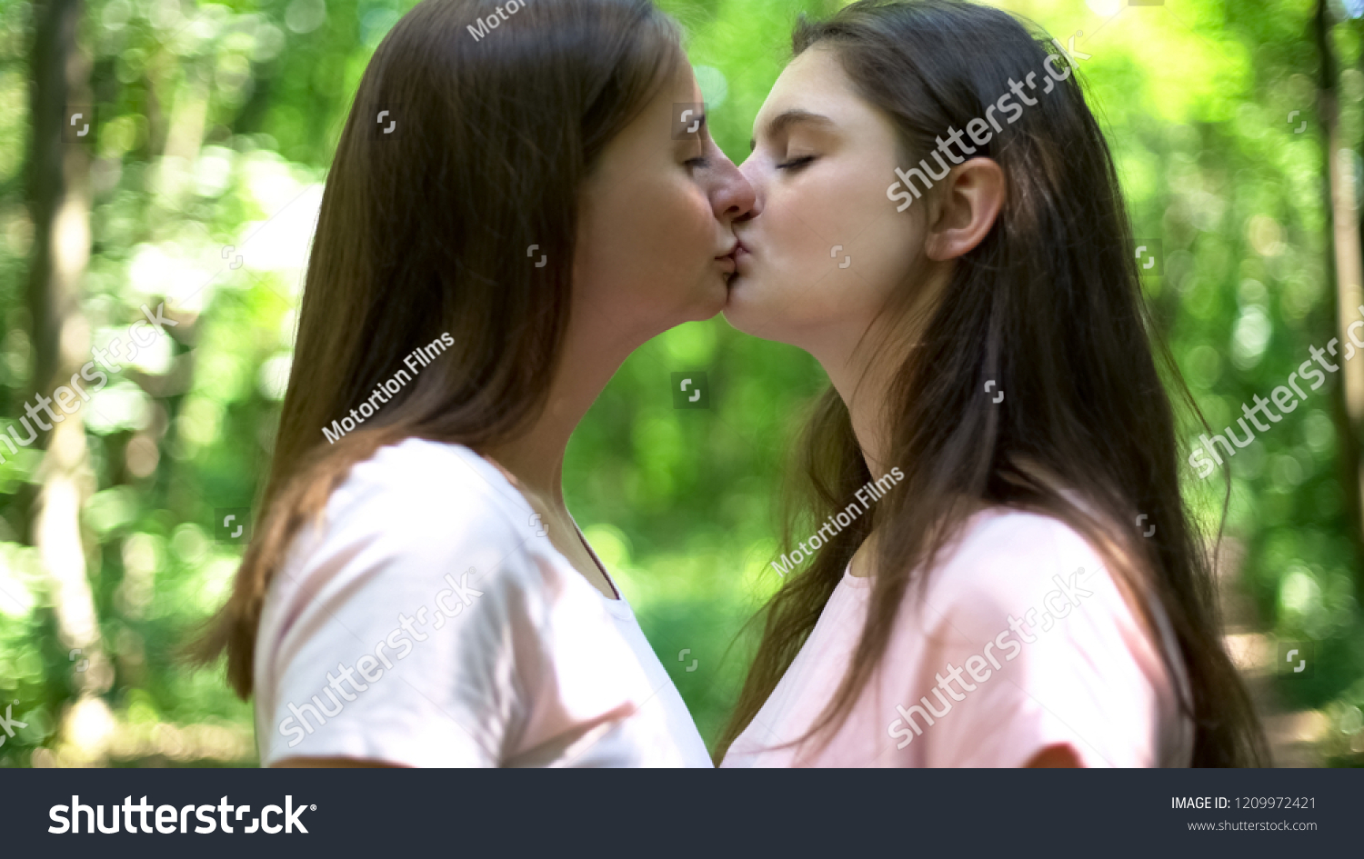 bilog castro recommends lesbians kissing images pic