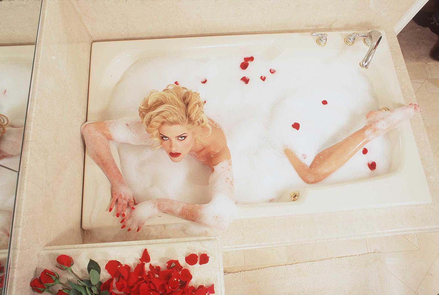 britney gaines recommends anna nicole smith bathtub pic