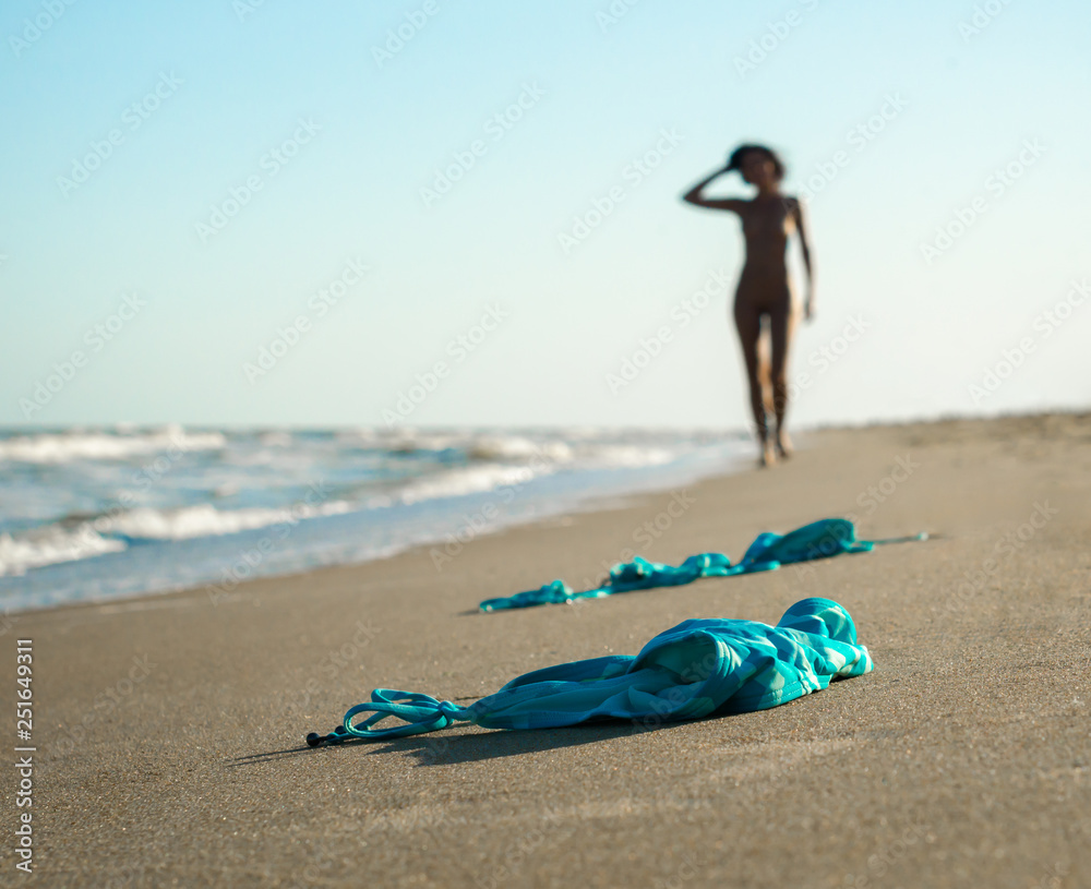 derek charlebois add photo woman losing bathing suit