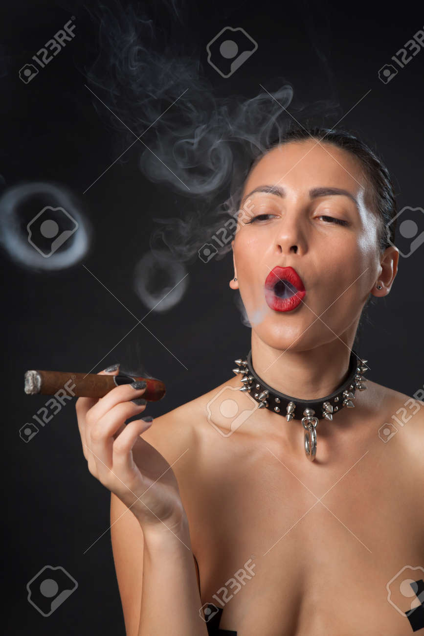 Naked Women Smoking Cigars porr escorttjejer