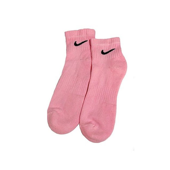 alison crisp share pink nike ankle socks photos
