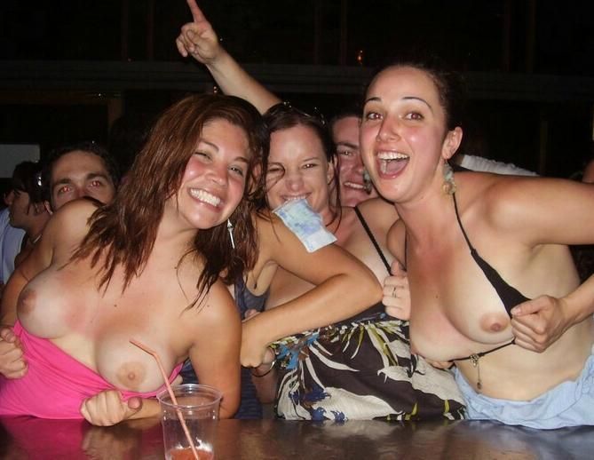 amanda gladfelter recommends girls flashing in bars pic