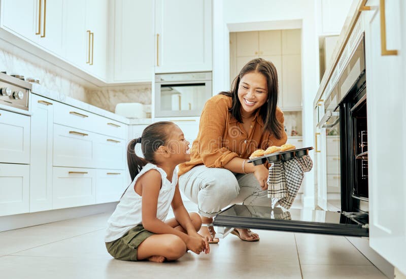 bijin yan share hot mom in kitchen photos