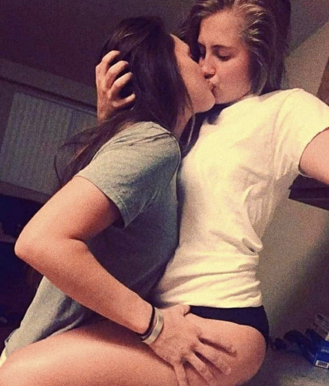 doris phelps recommends lesbians kissing images pic