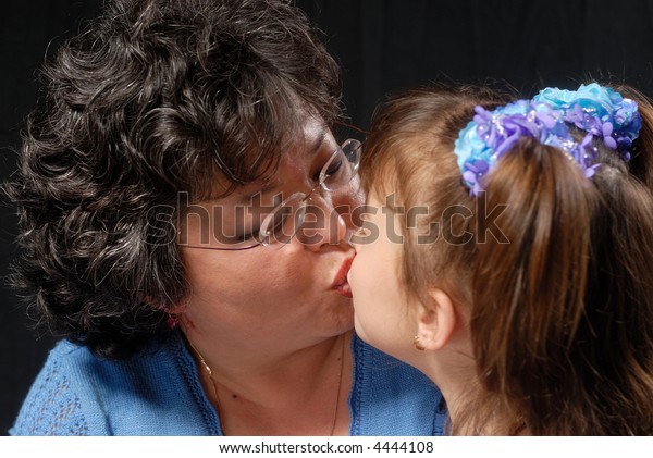Mom Tongue Kissing Daughter houten sex