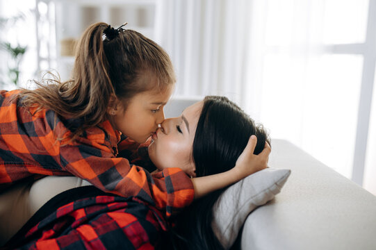 anne norton share mother daughter french kiss photos