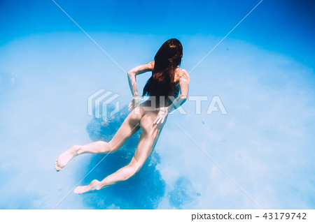 bambang maryono add photo naked girls swimming underwater