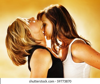 anthony van share super hot lesbians kissing photos
